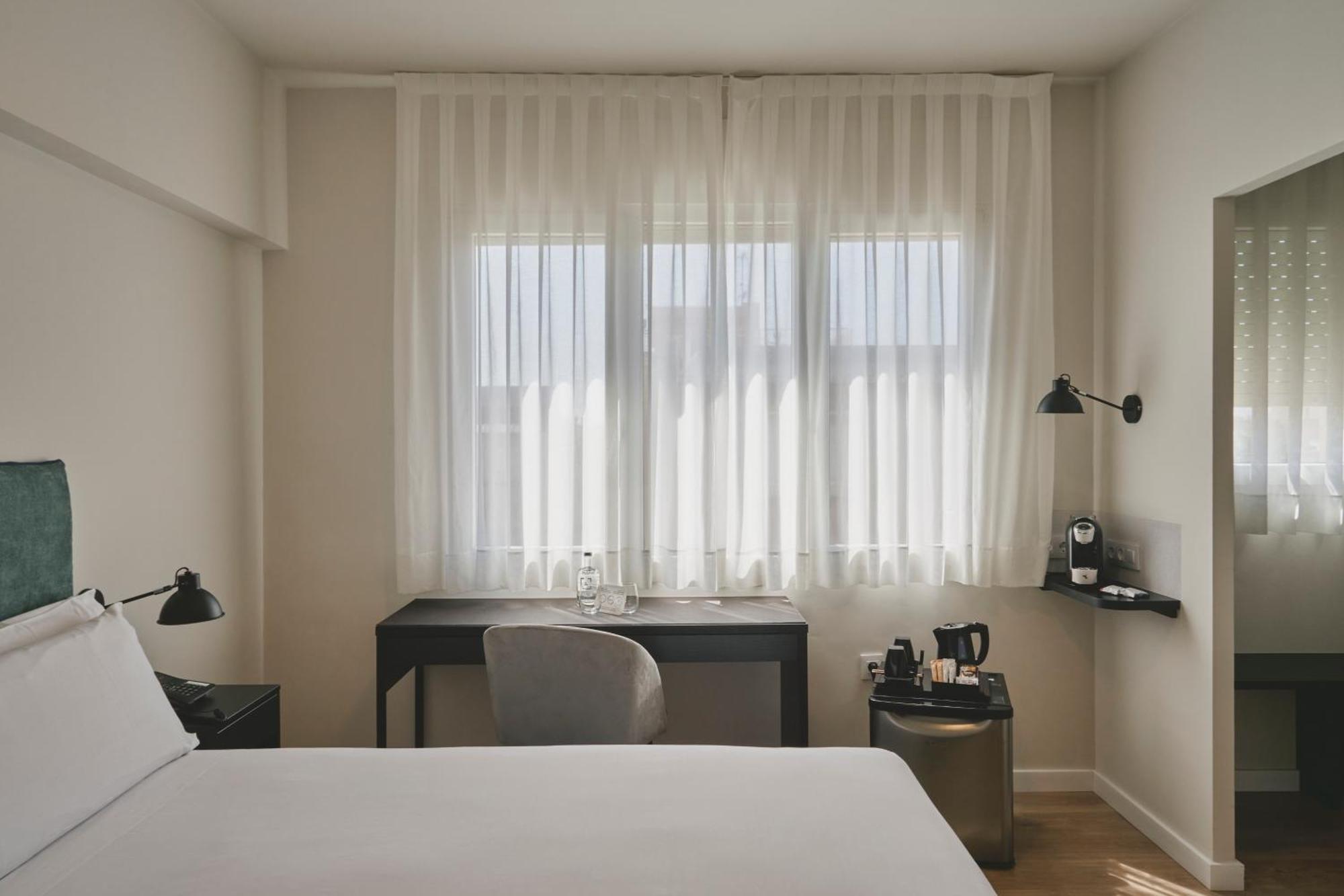 Tres Torres Atiram Hotel Barcelona Bagian luar foto