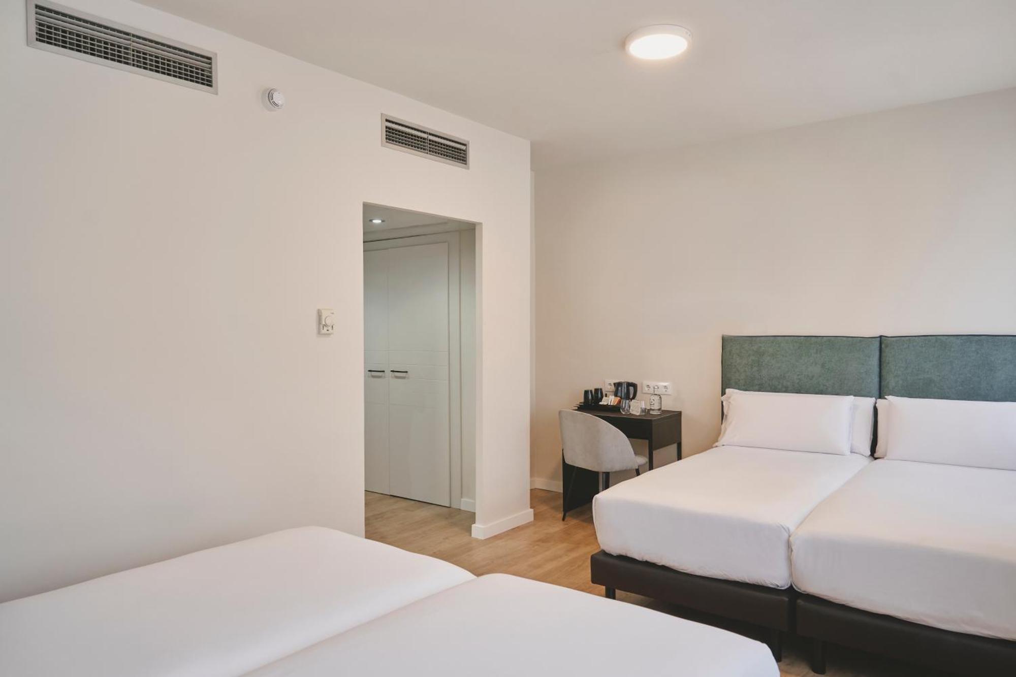 Tres Torres Atiram Hotel Barcelona Bagian luar foto