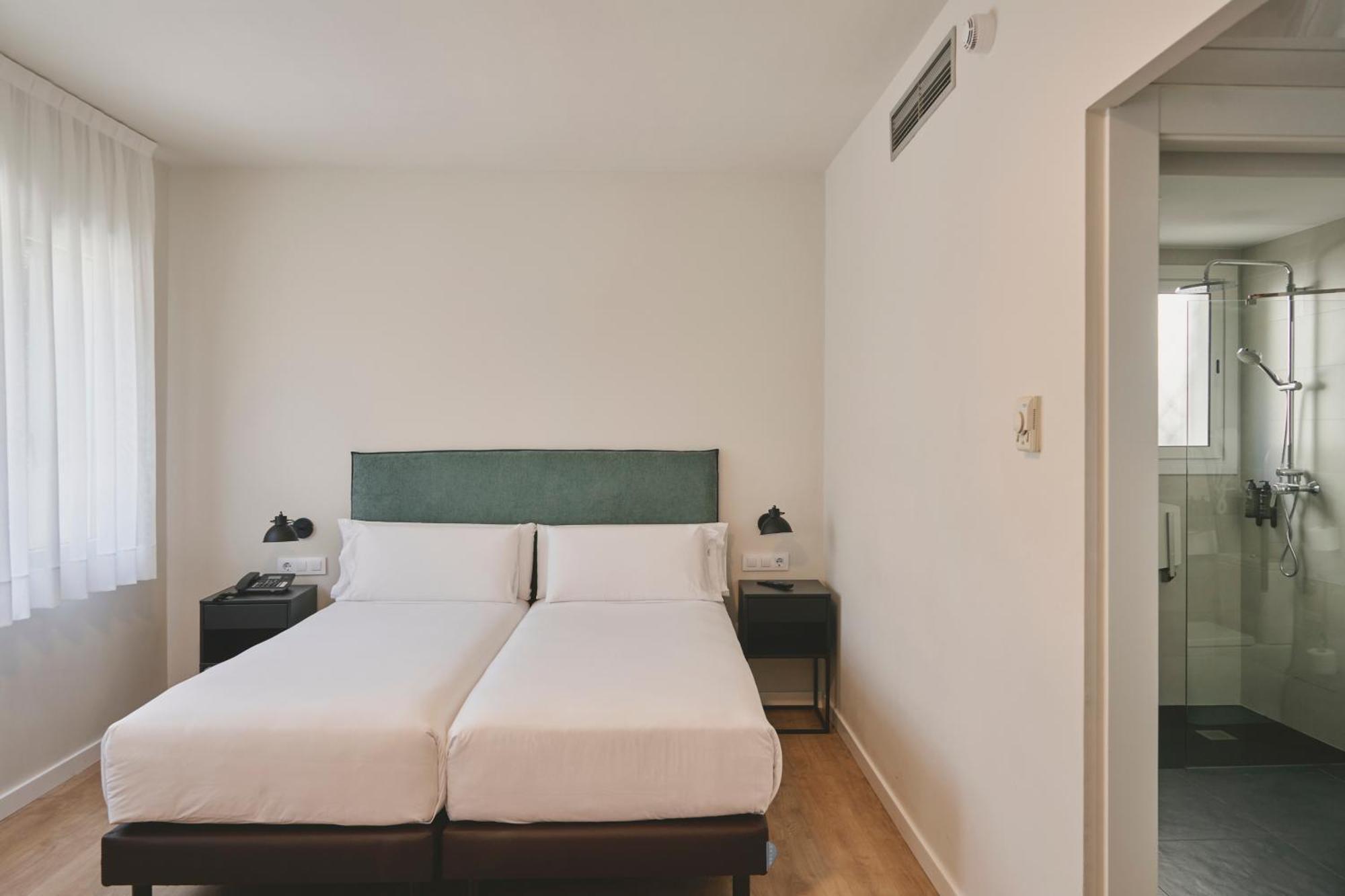 Tres Torres Atiram Hotel Barcelona Bagian luar foto