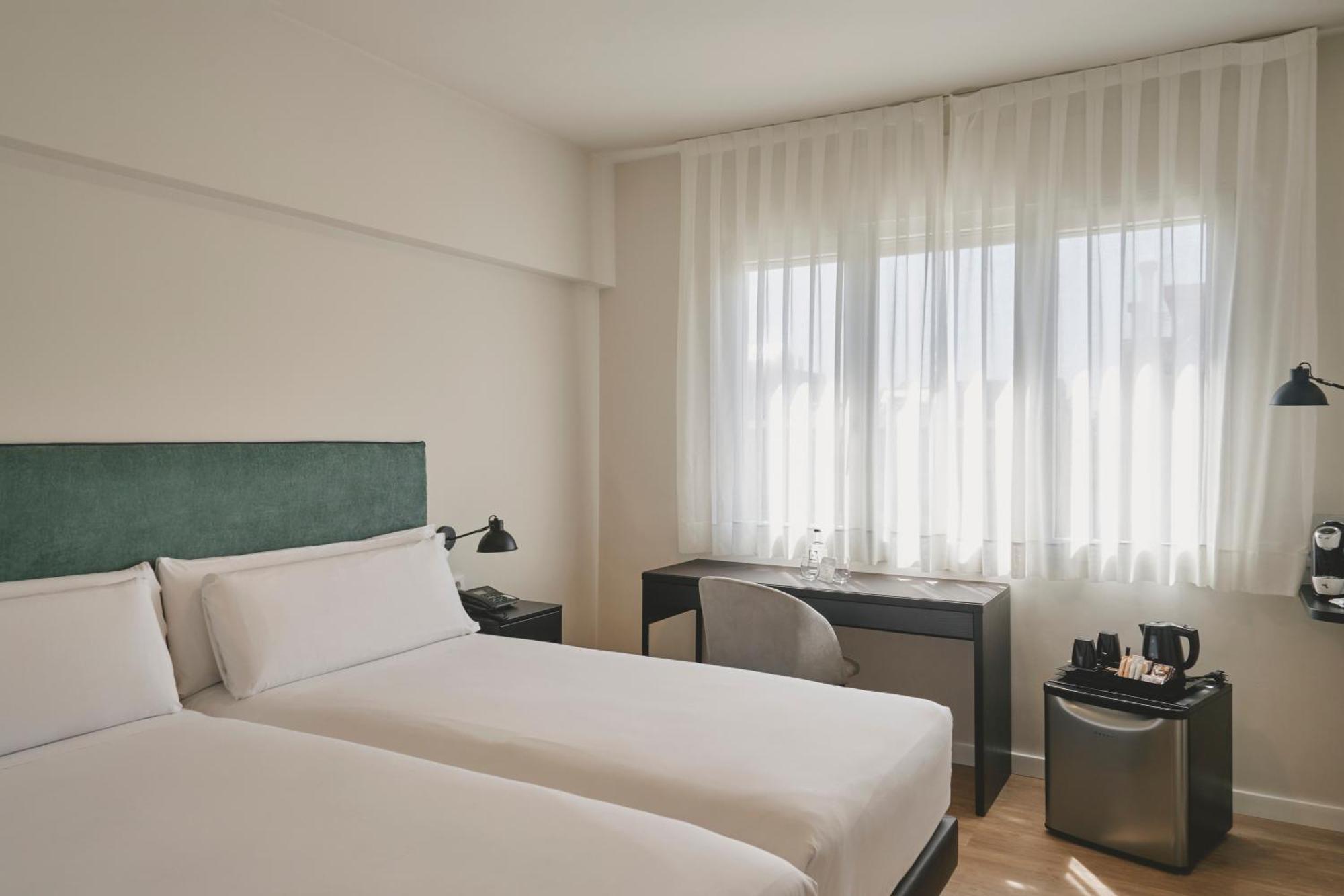 Tres Torres Atiram Hotel Barcelona Bagian luar foto